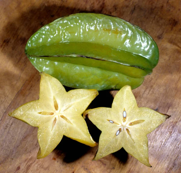 Tahta Zemin Üzerinde Taze Sarı Yeşil Limon — Stok fotoğraf