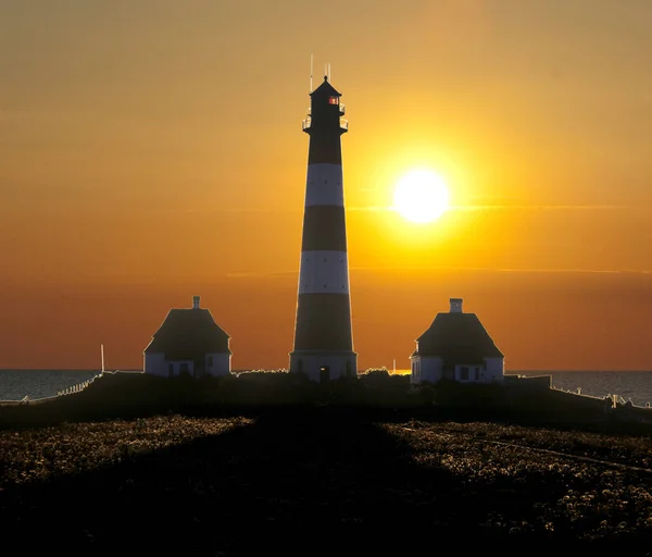 Leuchtturm Bei Sonnenuntergang Die Insel Des Meeres Die Sonne Das — Stockfoto