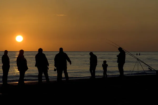 Silhouette Pescatore Con Una Canna Pesca Sulla Spiaggia Tramonto — Foto Stock