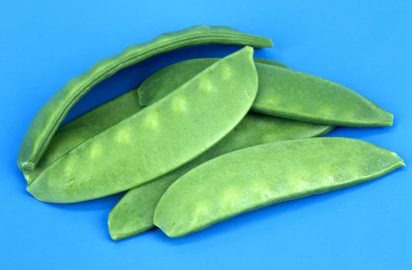 Guisantes Verdes Sobre Fondo Azul —  Fotos de Stock