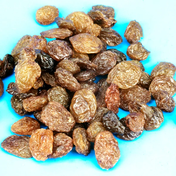 Raisins Secs Sur Fond Bleu — Photo