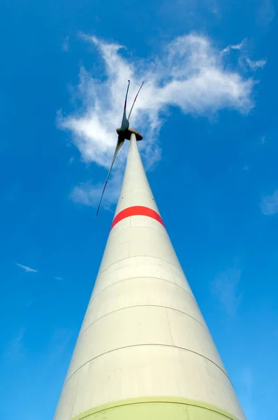 Turbina Eólica Contra Céu Azul — Fotografia de Stock