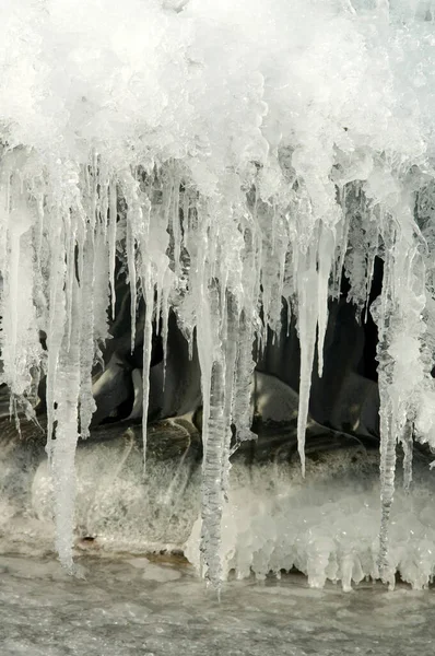 Carámbanos Río Invierno —  Fotos de Stock