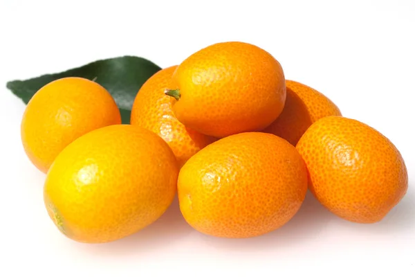 Φρέσκο Ώριμο Πορτοκάλι Απομονωμένο Λευκό Φόντο — Φωτογραφία Αρχείου