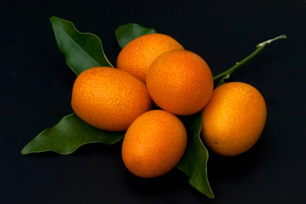 黑色背景的新鲜橙子 — 图库照片