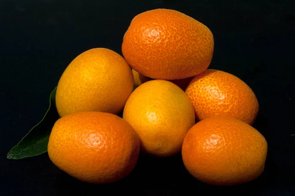 Laranja Fresca Frutas Verdes Fundo Preto — Fotografia de Stock