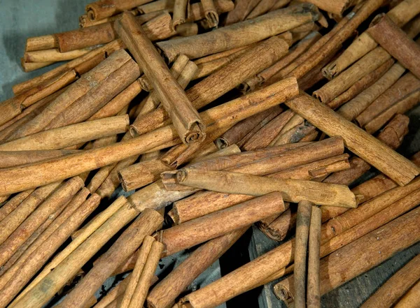 Cinnamon Sticks Wooden Background — Stock Photo, Image
