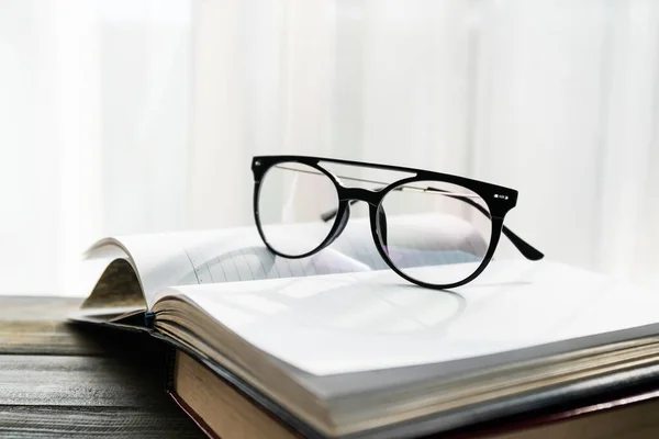 Lectura Vasos Poner Libros Abiertos Sobre Mesa Madera Lado Ventana — Foto de Stock