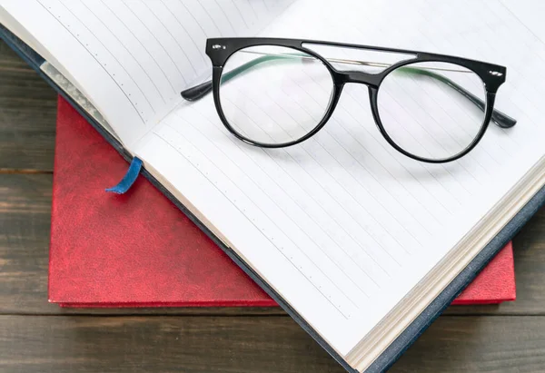 Bloc Notas Con Gafas Bolígrafo Sobre Fondo Madera — Foto de Stock