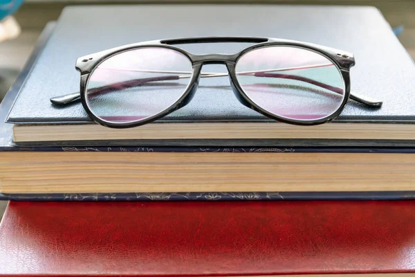 Vasos Libro Sobre Mesa — Foto de Stock