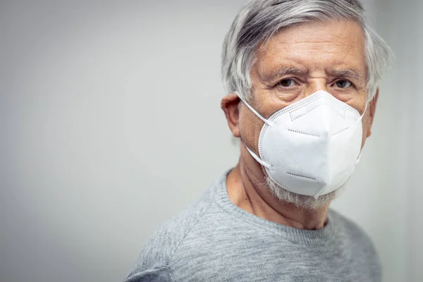 老年男子头戴面罩时 验尸官和流感爆发 病毒和疾病防护 家庭隔离 Covid 19概念 — 图库照片