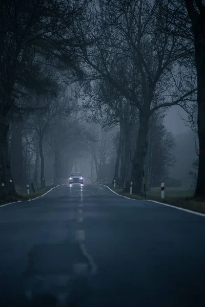 Moderní Suv Auto Zamlžené Alpské Silnici Jede Rychle Kameře — Stock fotografie