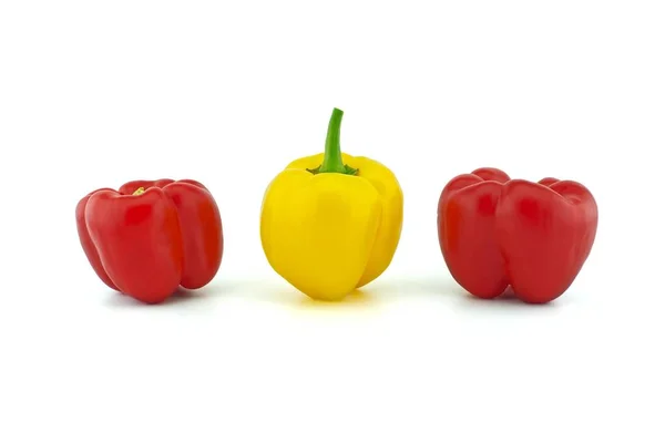 Tres Pimientos Rojos Amarillos Aislados Sobre Fondo Blanco — Foto de Stock