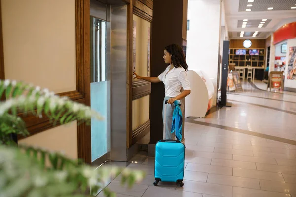 Junge Frau Mit Koffer Ruft Den Fahrstuhl Flughafen Weibliche Person — Stockfoto