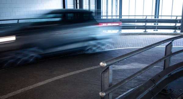 Estacionamento Subterrâneo Carros Estacionados Numa Garagem Sem Pessoas Muitos Carros — Fotografia de Stock