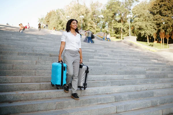 Mujer Lleva Dos Maletas Por Las Escaleras Parque Verano Viajera — Foto de Stock
