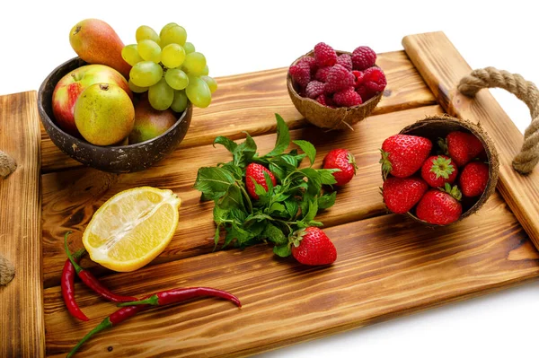 Frisches Gemüse Obst Und Beeren Auf Holzbrettern Isoliert Auf Weißem — Stockfoto