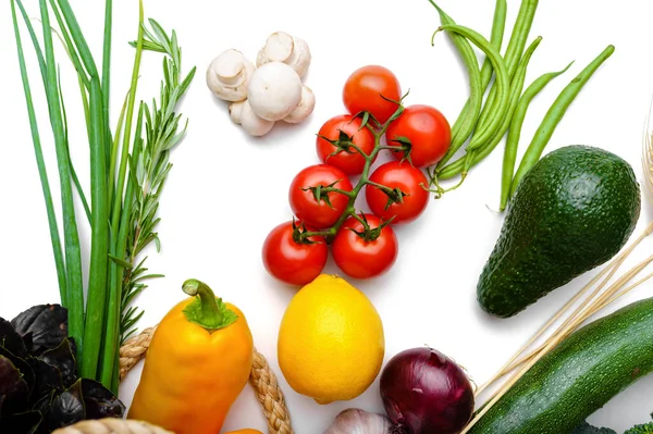 紙のパッケージに新鮮な野菜や果物 白い背景に隔離された 有機野菜食品 食料品 健康的なライフスタイルの概念 — ストック写真