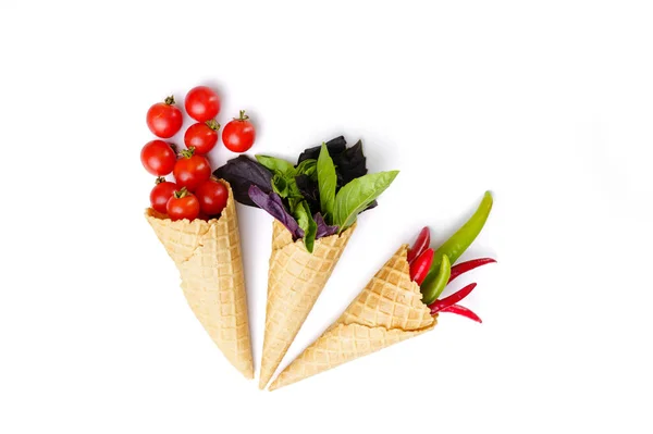 新鲜蔬菜在华夫饼锥 分离的白色背景 有机素食 食品杂货 天然产品 健康生活方式概念 — 图库照片