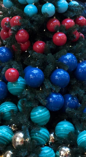 Árbol Abeto Con Bolas Navidad Las Ramas Decoración Nochevieja —  Fotos de Stock