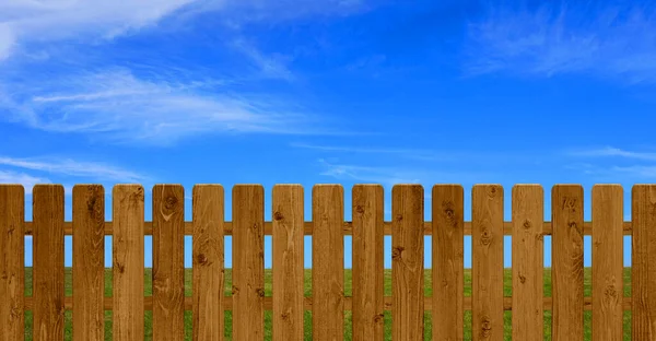 Houten Omheining Ter Bescherming Van Tuin Voor Buren Met Groen — Stockfoto