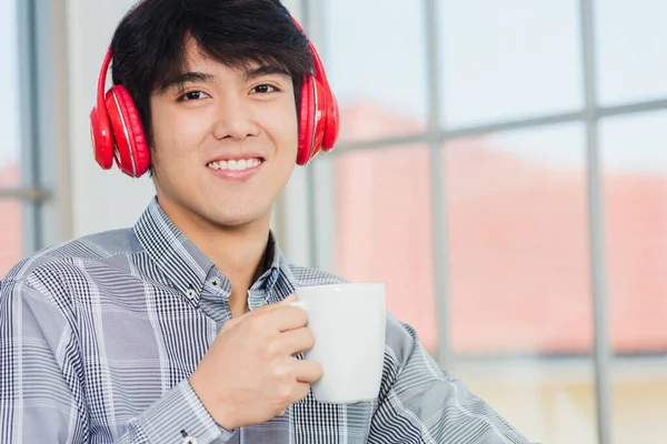 Asiático Joven Hombre Negocios Felicidad Con Auriculares Rojos Sentado Escritorio —  Fotos de Stock