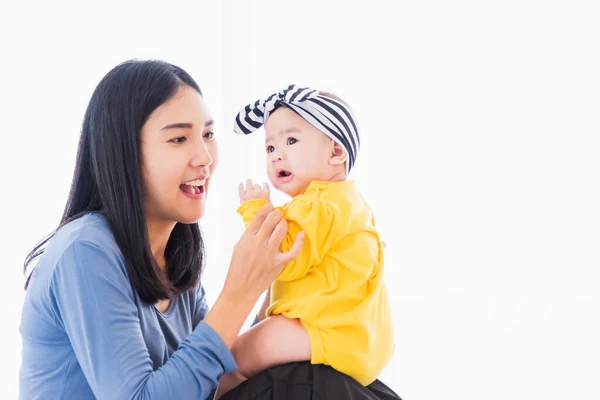 美しい若いアジアの母親の肖像は 自宅で彼の新生児の赤ちゃんと一緒に遊んで笑顔 親のお母さんと小さな子供がベッドルームでリラックスし 家族は一緒に楽しんでいます — ストック写真