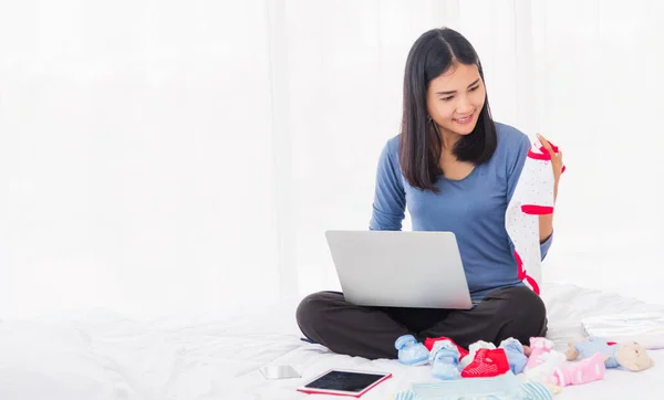 Mère Asiatique Faisant Des Achats Ligne Pour Ses Vêtements Bébé — Photo