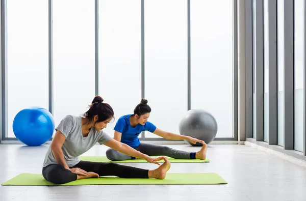 Two Asian Women Sporty Attractive People Practicing Yoga Lesson Together — Stock Photo, Image