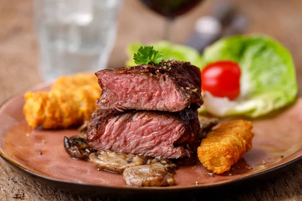 Bife Vaca Com Folhas Salada Especiarias — Fotografia de Stock