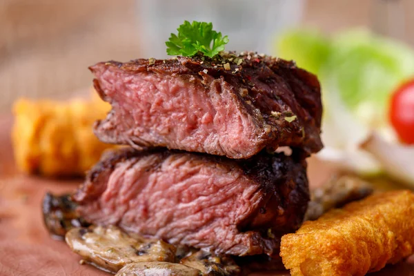 Hovězí Steak Salátem Zeleninou — Stock fotografie