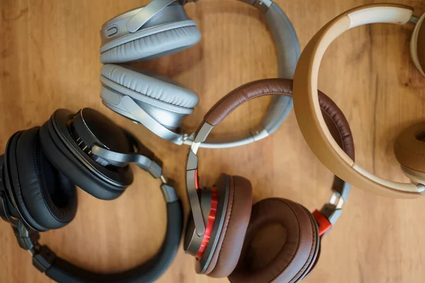 Słuchawki Ladzie Sklepie Audio Widok Góry Nikt Wybór Systemu Głośników — Zdjęcie stockowe