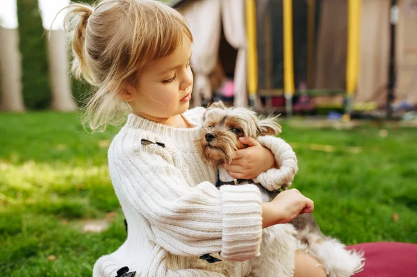 Dzieciak Przytulający Zabawnego Psa Ogrodzie Najlepsi Przyjaciele Dziecko Szczeniakiem Siedzącym — Zdjęcie stockowe