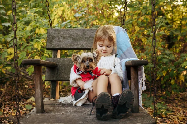 Criança Com Cão Engraçado Estão Sentados Grande Cadeira Madeira Jardim — Fotografia de Stock