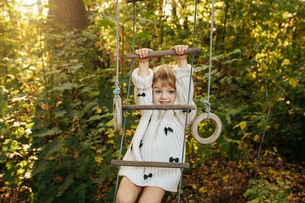 Liten Flicka Klättrar Upp För Repstege Trädgården Kvinnliga Barn Poserar — Stockfoto