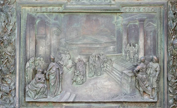 圣母进殿仪式 意大利比萨圣玛丽主教座堂右侧中央青铜门的详情 — 图库照片