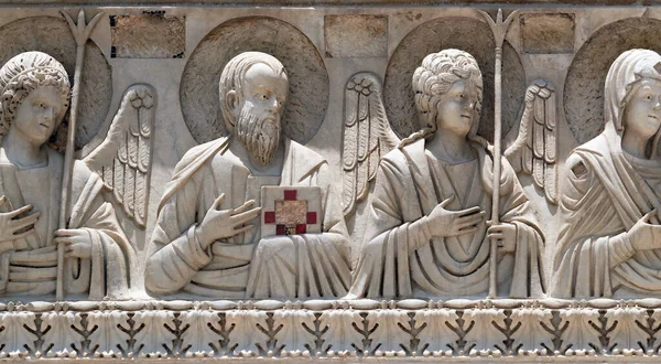 聖人と天使 洗礼式の装飾建築家のアーチ ピサの大聖堂 イタリア — ストック写真