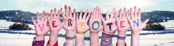 Crianças Mãos Construindo Colorido Alemão Palavra Verboten Meios Proibidos Fundo — Fotografia de Stock