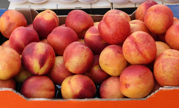 Pêssegos Frescos Num Mercado — Fotografia de Stock