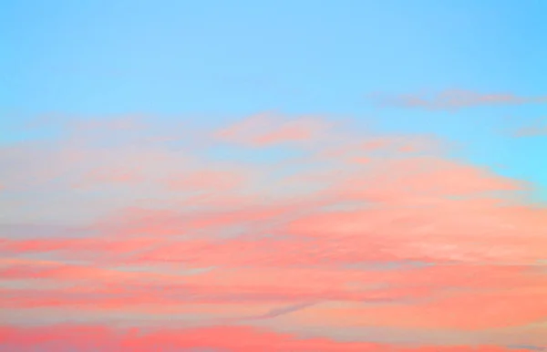 Bunte Wolken Himmel Bei Sonnenuntergang Natürlicher Hintergrund Blau Und Rosa — Stockfoto