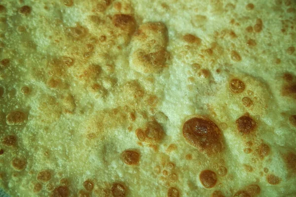 手のクローズアップビューは パラタロティと呼ばれる油でプレーンパンを作った パラタは インド パキスタン その他の南アジア諸国で人気があります パンの食感 — ストック写真