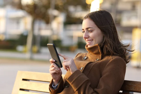 Happy Woman Winter Using Smart Phone Sitting Bench Park — Stock Photo, Image