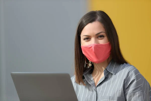 Mujer Satisfecha Con Máscara Protectora Portátil Mirando Cámara Calle —  Fotos de Stock