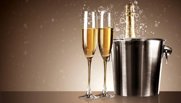 Champagnergläser Mit Funkelndem Glanz Und Silbernem Band Auf Schwarzem Hintergrund — Stockfoto