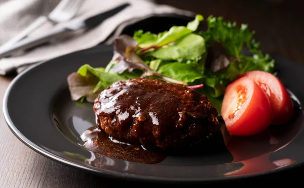 Masaya Konmuş Bir Tabakta Servis Edilen Yarı Buzlu Soslu Hamburger — Stok fotoğraf