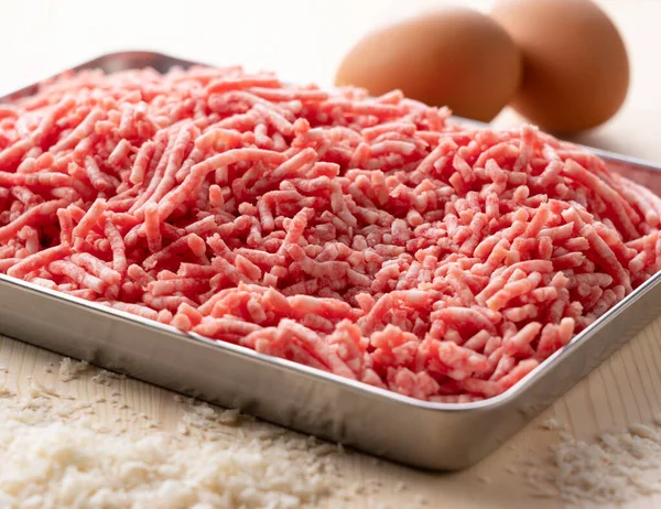 Gehakt Vlees Eieren Een Dienblad Een Houten Achtergrond Bereiden Hamburgers — Stockfoto