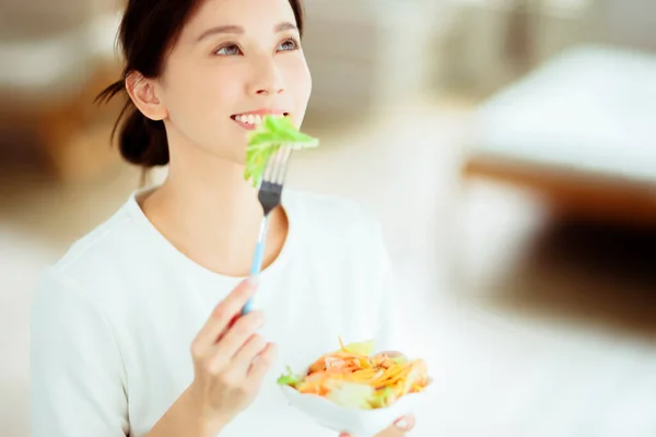 Joven Mujer Feliz Comiendo Ensalada Saludable Casa — Foto de Stock