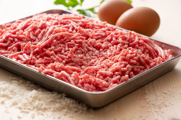 Gehakt Vlees Eieren Een Dienblad Een Houten Achtergrond Bereiden Hamburgers — Stockfoto