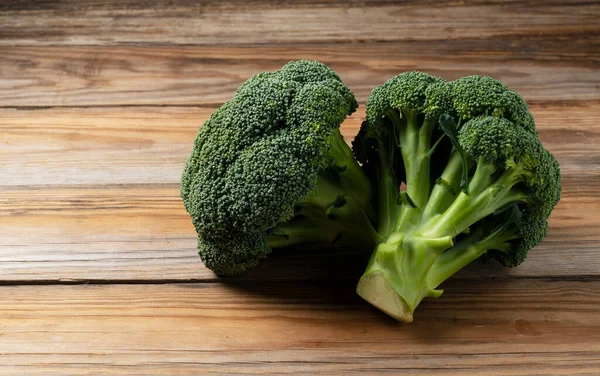 Broccoli Freschi Fondo Legno — Foto Stock