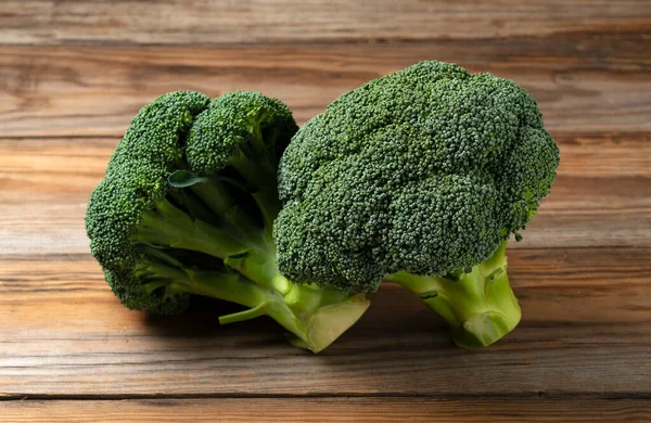 Broccoli Verdi Freschi Fondo Legno — Foto Stock